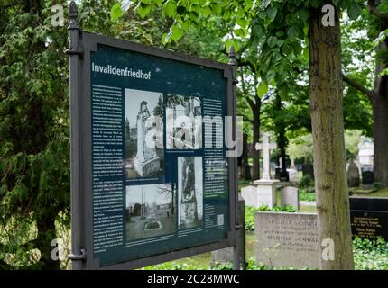 Berlin, Deutschland. Juni 2020. Der 1748 erbaute Friedhof für Invaliden ist ein Zeugnis der preußischen und deutschen Militärgeschichte und der Befreiungskriege. Hier fanden auch Zivilisten ihre letzte Ruhestätte. Es wurde 1950 geschlossen. Aufgrund der historischen und kulturellen Bedeutung des gesamten Komplexes und einzelner Grabdenkmäler ist der Invalidenfriedhof als Gartendenkmal gelistet. Quelle: Jens Kalaene/dpa-Zentralbild/ZB/dpa/Alamy Live News Stockfoto