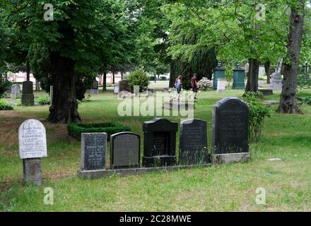 Berlin, Deutschland. Juni 2020. Der 1748 erbaute Friedhof für Invaliden ist ein Zeugnis der preußischen und deutschen Militärgeschichte und der Befreiungskriege. Hier fanden auch Zivilisten ihre letzte Ruhestätte. Es wurde 1950 geschlossen. Aufgrund der historischen und kulturellen Bedeutung des gesamten Komplexes und einzelner Grabdenkmäler ist der Invalidenfriedhof als Gartendenkmal gelistet. Quelle: Jens Kalaene/dpa-Zentralbild/ZB/dpa/Alamy Live News Stockfoto