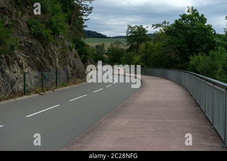 Straße an der Deutschen See namens Diemelsee im Sommer Stockfoto