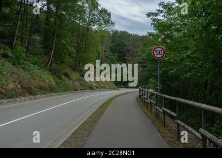 Straße an der Deutschen See namens Diemelsee im Sommer Stockfoto