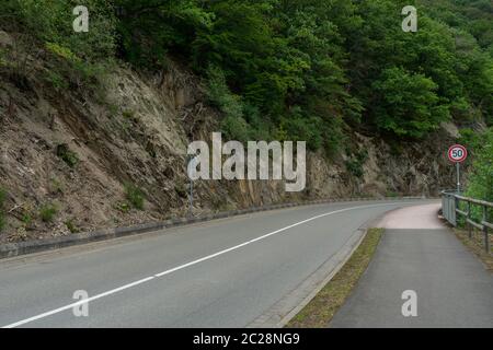 Straße an der Deutschen See namens Diemelsee im Sommer Stockfoto