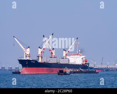 Frachtschiff vor Anker zwischen Siracha und Ko Sichang vor der Küste von Chonburi, Thailand. Schiffe werden in diesem Hafen oft auf See be- und entladen. Dies Stockfoto