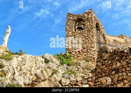 Höhlenkirche (Ruinen von Ermita Virgen de la Pena) in Mijas Pueblo, dem charmanten Weißen Dorf der Costa del Sol, Andalusien, Spanien. Mijas ist auch berühmt für seine Burro-Taxis â € "touristischen Kutschen von Eseln gezogen. Stockfoto