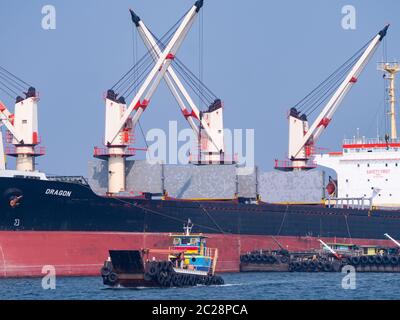 Frachtschiff vor Anker zwischen Siracha und Ko Sichang vor der Küste von Chonburi, Thailand. Schiffe werden in diesem Hafen oft auf See be- und entladen. Dies Stockfoto