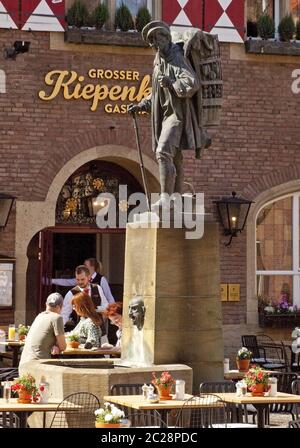 Bürgersteig Restaurant und Kiepenkerl Statue, Münster, Nordrhein-Westfalen, Deutschland, Europa Stockfoto