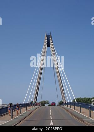 Blick auf die Hängebrücke in southport merseyside gegen einen blauen Himmel mit Auto und Fußgängern Stockfoto