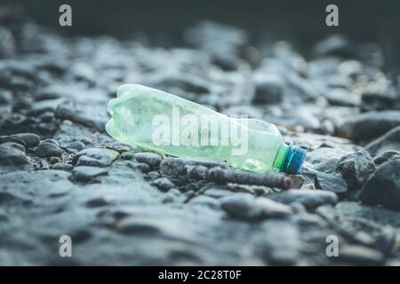 Umweltverschmutzung: Plastikflasche am Strand Stockfoto