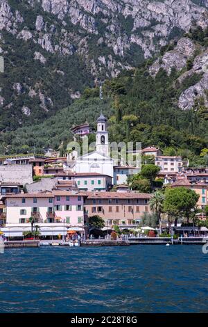 Süßes idyllisches italienisches Dorf und See aus dem Wasser gefangen. Limone am gardasee. Stockfoto