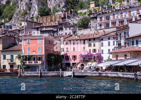 Süßes idyllisches italienisches Dorf und See aus dem Wasser gefangen. Limone am gardasee. Stockfoto