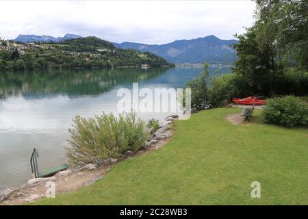 Pergine Valsugana, Italien. Juni 2020. Pergine Valsugana, EIN Rettungsboot am Strand von San Cristoforo, Italien am 16. Juni 2020. Strände öffnen sich nach der Aussperrung aufgrund der New Coronavirus Pandemie sehr langsam wieder. Ausländische Touristen aus Deutschland, den Niederlanden und Österreich sind auf dem See noch selten. (Foto von Pierre Teyssot/ESPA-Images) Quelle: European Sports Photo Agency/Alamy Live News Stockfoto