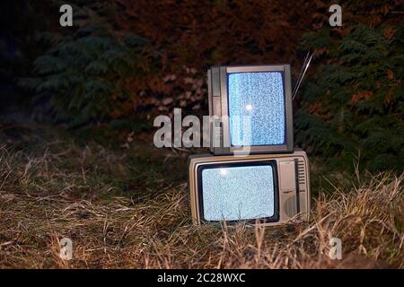 Weißes Rauschen und nichts auf zwei analoge TV-Geräte in der Umgebung Stockfoto