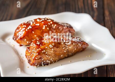 Zwei Stücke von teriyaki Lachs garniert mit Sesam Stockfoto