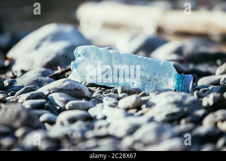 Umweltverschmutzung: Plastikflasche am Strand Stockfoto
