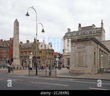 Menschen vor dem großen Kriegsdenkmal und Stadtgebäuden auf der lord Street in southport merseyside Stockfoto