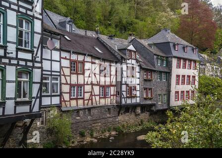 Häuser entlang der Rur, Monschau, Deutschland Stockfoto