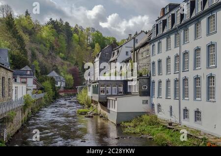 Häuser entlang der Rur, Monschau, Deutschland Stockfoto