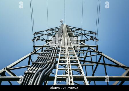 Nahaufnahme des elektrischen Turms und des blauen Himmels. Erneuerbare Energien und intelligentes Stromnetz. Stockfoto