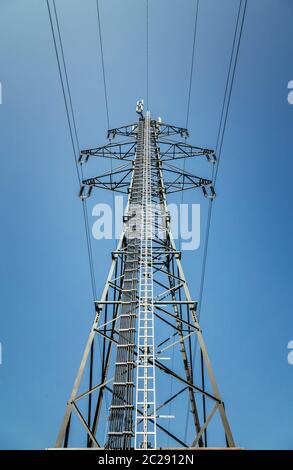 Nahaufnahme des elektrischen Turms und des blauen Himmels. Erneuerbare Energien und intelligentes Stromnetz. Stockfoto