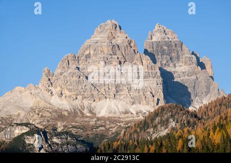 Sonniger Herbst alpine Dolomiten Bergkulisse, Sudtirol, Italien. Ruhige Aussicht von Misurina Umgebung, Monte Paterno (drei Gipfel des Lavaredo). Gruppe ro Stockfoto