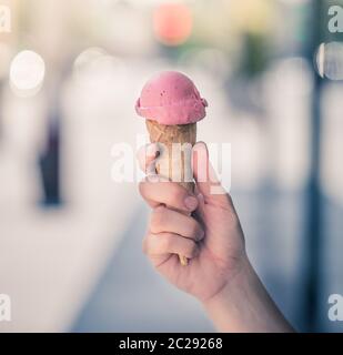 Frau hält Erdbeereis in der Hand, schöner Sommertag Stockfoto