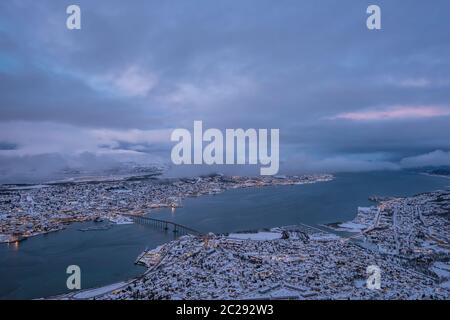 Luftaufnahme der Stadt Tromsø im Winter vom Felsvorsprung Storsteinen, 421 m über dem Meeresspiegel, Nördliches Norwegen Stockfoto