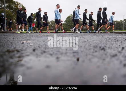 Sydney, Australien. Juni 2020. Spieler des Sydney FC kommen vor einer Trainingseinheit an der Macquarie University in Sydney, Australien, am 17. Juni 2020. Die höchste Liga der australischen Profisieger für Männer WIRD am 16. Juli wieder aufgenommen. Melbourne Victory nimmt im AAMI Park in Melbourne gegen Western United an. Quelle: Bai Xuefei/Xinhua/Alamy Live News Stockfoto