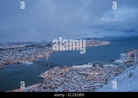 Luftaufnahme der Stadt Tromsø im Winter vom Felsvorsprung Storsteinen, 421 m über dem Meeresspiegel, Nördliches Norwegen Stockfoto