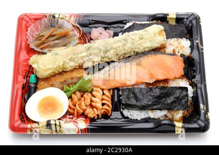 Japanisches Nori Bento Lunch auf weißem Hintergrund Stockfoto