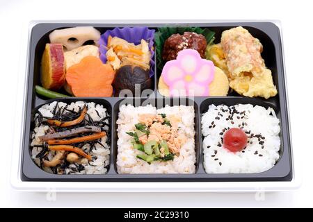 Japanische Makuuchi Bento Lunch auf weißem Hintergrund Stockfoto