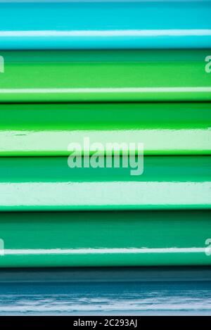 Makrofoto von mehreren geschärften Bleistiften von grüner Farbe auf weißem Hintergrund Stockfoto