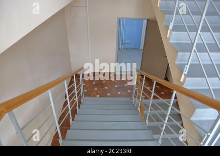 Treppe zwischen den Etagen in einem leeren Bürogebäude Stockfoto