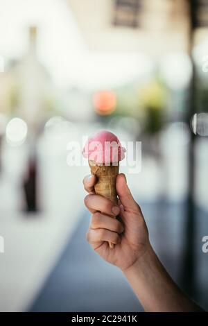 Frau hält Erdbeereis in der Hand, schöner Sommertag Stockfoto