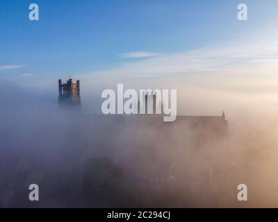 Ely Cathedral taucht aus dem Nebel der Morgendämmerung auf Stockfoto