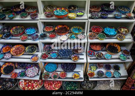 Verschiedene Steine, Mineralien, Edelsteine. Natürlicher Hintergrund von Steinen. Perlen. Stockfoto