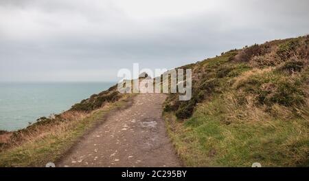 Wanderweg auf einer Klippe entlang dem Meer in Howth, Irland Stockfoto