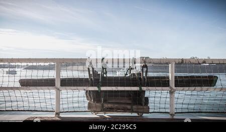 Ansicht der Rückseite mit der Fähre aus dem Hafen in Richtung der Insel von Yeu, Frankreich Stockfoto