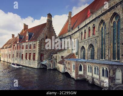 Architektur im Freien von Woluwe-saint Krankenhaus, die alte Stadt Gebäude auf dem Wasser Kanäle von Brügge, Belgien. Stockfoto