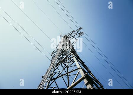 Nahaufnahme des elektrischen Turms und des blauen Himmels. Erneuerbare Energien und intelligentes Stromnetz. Stockfoto