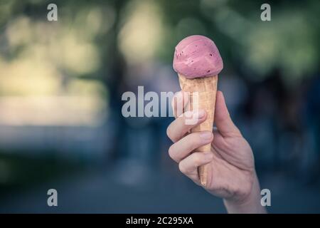 Frau hält Erdbeereis in der Hand, schöner Sommertag Stockfoto