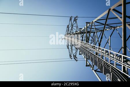 Nahaufnahme des elektrischen Turms und des blauen Himmels. Erneuerbare Energien und intelligentes Stromnetz. Stockfoto