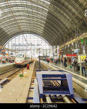 Moderne Bahnhaltestelle Frankfurt Bahnhof Stockfoto