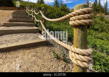 Handlauf und Schritte auf einer Wanderung Stockfoto