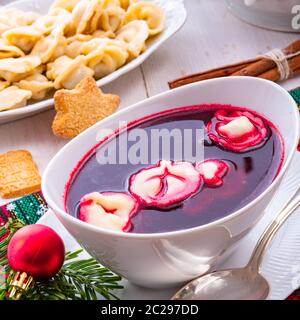 Barszcz (rote Beetwurzelsuppe) mit kleiner Pierogi Stockfoto