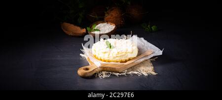 Ein einfacher Quark-Kokosnuss-Kuchen aus der Zinn Stockfoto