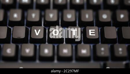 Online-Abstimmung Konzept. Stimme Wort geschrieben auf Tastatur. Schwarze Tasten mit weißen Buchstaben zur Auswahl auf der pc-Tastatur. Hintergrund der Weichzeichner. Stockfoto