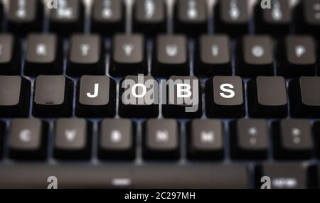 Stellenangebote Online-Konzept. Jobs Wort auf Computer-Tastatur geschrieben. Schwarze Tasten mit weißen Buchstaben, die auf der pc-Tastatur angezeigt werden. Blur-Tasten Backgr Stockfoto
