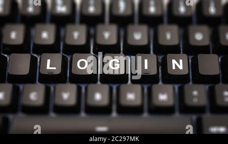 Login Online-Konzept. Anmeldewort auf Tastatur geschrieben. Schwarze Tasten mit weißer Buchstabenmeldung zur Identifizierung und zum Zugriff auf die pc-Tastatur. Blur-Tasten b Stockfoto