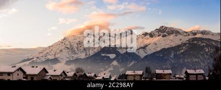 Idyllisch verschneite Berggipfel, untergehende Sonne im Winter, Landschaft, Alpen, Österreich Stockfoto