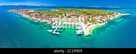 Bunte Archipel der Insel Krapanj Antenne Panoramablick, Meer schwamm Ernte Dorf, Archipel von Sibenik Kroatien Stockfoto