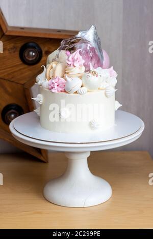 Eleganter weißer Kuchen mit Isomalt, Schokolade, Makronen, Baisalgen, Rosa und Silber Elementen. Stockfoto